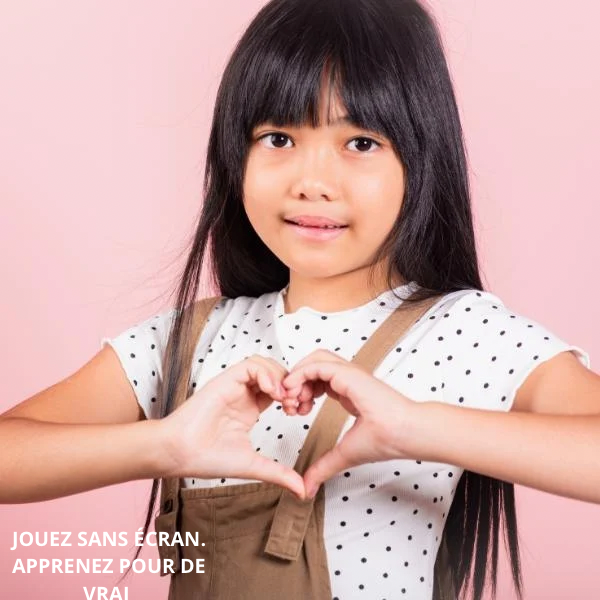 Fillette souriante sur fond rose - Jeux éducatifs sans écran pour enfants 3-10 ans